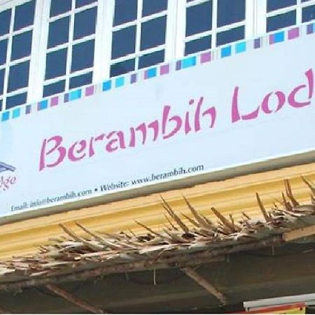 Berambih Lodge Kuching Esterno foto